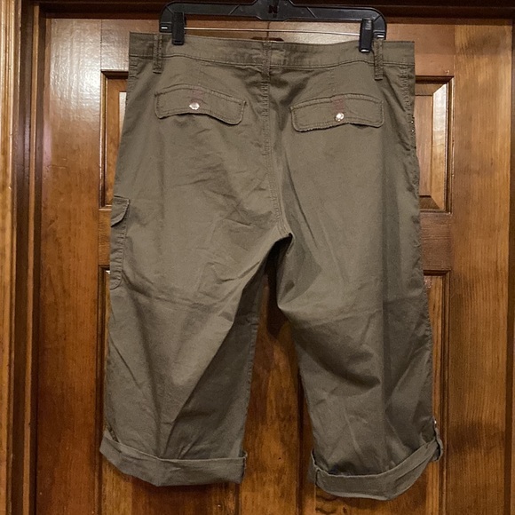 Size 16 Lee “Just Below the Waist” Army Green Capris - Picture 7 of 11